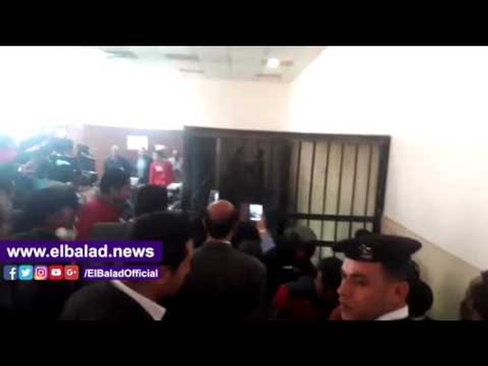 صدى البلد | مشادة بين قاضى الحشيش وسائقه داخل القفص.. وصديقته "لطمت" على وجهها بعد النطق بالحكم