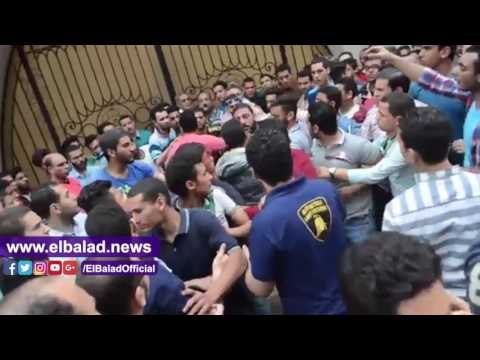 صدى البلد | اشتباكات وتراشق لفظي بين المتجمهرين أمام كنيسة مارجرجس