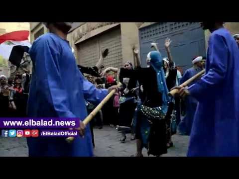 صدى البلد |أهالي شارع المعز يطلقون الزغاريد فرحا بفرق الطبول الدولية