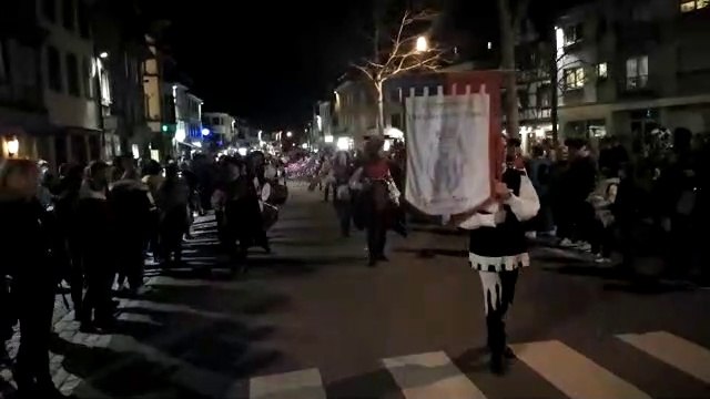 Carnaval de Sélestat: au coeur du défilé avec les lanceurs de drapeaux de Parme