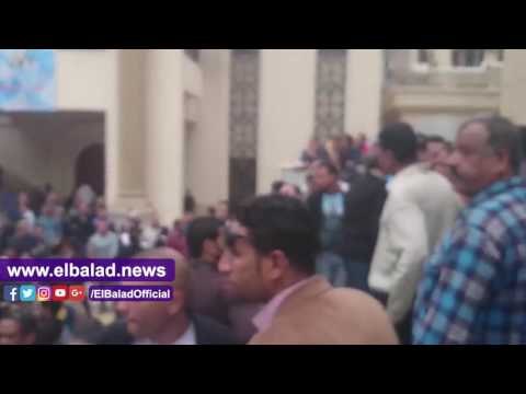 صدى البلد |بكاء من اهالي وأقارب الشهداء من الأقباط امام المشرحة بطنطا انتظارا لوصول جثامين ذويهم