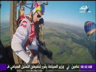 صباح البلد | شاهد لحظة تأرجح شاب مغامر بين منطادين