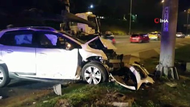 Aniden şerit değiştiren otomobil ticari araca çarptı