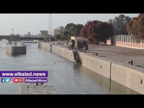 صدى البلد | أطفال القناطر يسبحون فى مياه النيل بسبب ارتفاع الحرارة