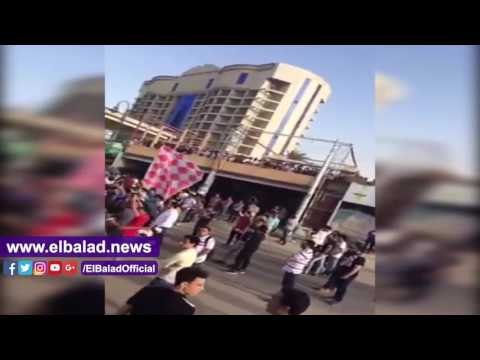 صدى البلد | وصول لاعبى الزمالك لأحد فنادق المنصورة والجماهير تهتف لهم