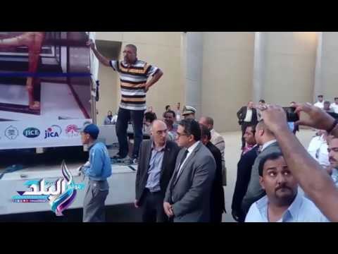 صدى البلد | وصول سرير الملك توت عنخ آمون وعجلته الحربية للمتحف الكبير