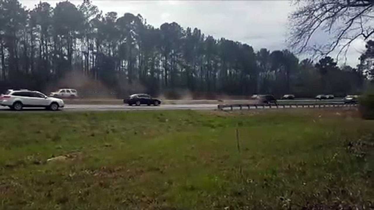 Quand un automobiliste fait une sortie de route au moment du passage de la voiture du President Trump