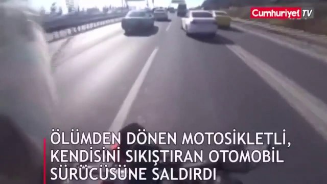Ce motard devient fou à cause d'un conducteur qui le serre sur la barrière de sécurité !