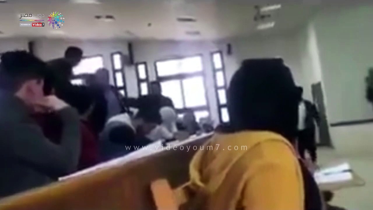 شاهد..مشاجرة بالأيدى بين أستاذ جامعى وطالب بـ"تجارة بورسعيد"