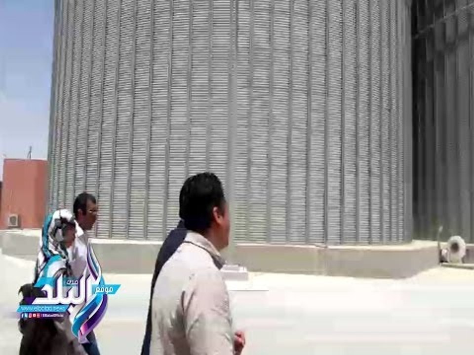 صدى البلد |  الرقابة الأدارية بالسويس تداهم صوامع تخزين القمح وتطالب المسئولين بمراجعة الأوزان
