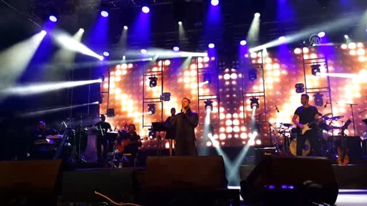 Murat Boz'a Sahnede Sürpriz Doğum Günü Kutlaması