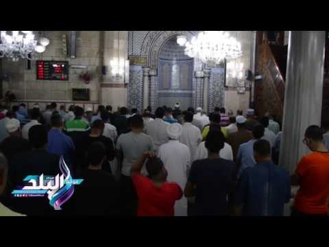 صدى البلد | الآلاف يصلون العشاء والتراويح بمسجد السيدة زينب والإمام الحسين