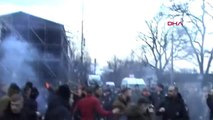 Dha Dış ? Poroşenko'nun Konvoyunun Önünü Kesmek İsteyen Eylemciler Polisle Çatıştı 15 Yaralı