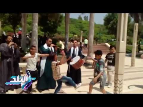 صدى البلد | رقص وزغاريد على الطبول والمزمار بحديقة الأزهر