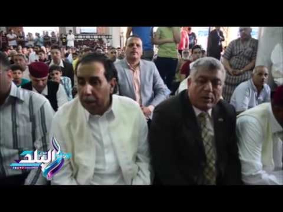 صدى البلد | محافظ مطروح يؤدى صلاة عيد الفطر بمسجد التنعيم
