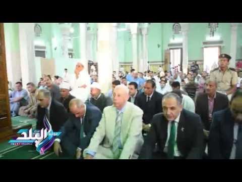 صدى البلد | محافظ أسوان يؤدى صلاة عيد الفطر بمسجد بدر بالطابية