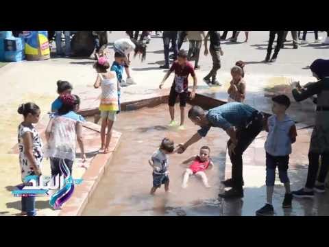 صدى البلد |نافورة حديقة الأزهر تتحول لـ حمام سباحة للأطفال