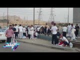 صدى البلد | المفرج عنهم يتناولون وجبه الافطار ويؤدون صلاة المغرب امام سجن طرة