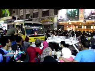 صدى البلد | الشرطة النسائية تستخدم "الصواعق الكهربائية" للحد من التحرش أمام دور السينما