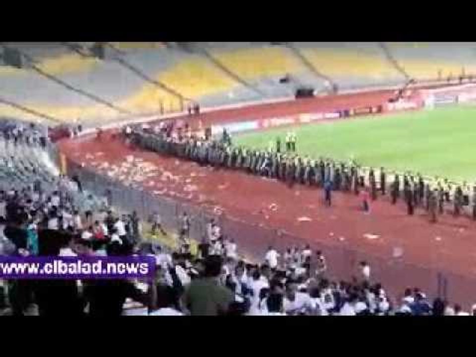 صدى البلد | جماهير الزمالك تحطم مقاعد مدرجات ملعب برج العرب وتشعل الشماريخ