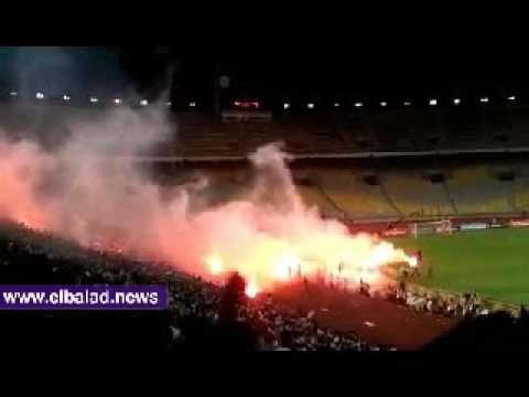 صدى البلد | جماهير الزمالك تحطم مقاعد مدرجات ملعب برج العرب وتشعل الشماريخ