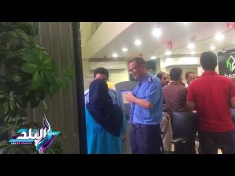 صدى البلد | إقبال كبير علي فرع بنك الإسكان والتعمير بوسط البلد لسحب كراسات أراضي القرعة