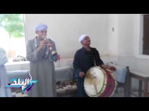 صدى البلد | أهالى المنشأة يستقبلون وزير التنمية المحلية بالطبل البلدى في منزله بسوهاج