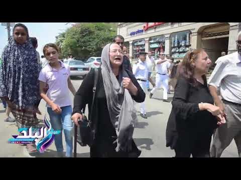 صدى البلد |انهيار أسرة رفعت السعيد من البكاء خلال تشييع جثمانه