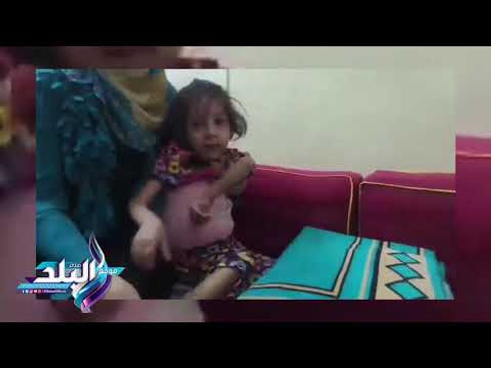صدى البلد | الدة طفلة مصابة بضمور في الأعصاب تناشد الرئيس التكفل بعلاج ابنتها