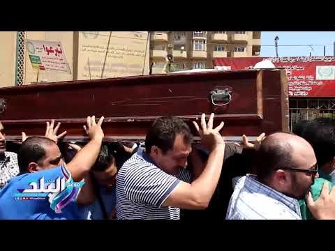 صدى البلد | تشييع جثمان والد باسم سمرة إلى مقابر العائلة بالفيوم
