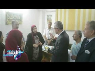 صدى البلد |  محافظ المنيا يسلم ماكينات خياطة لعدد من السيدات المعيلات