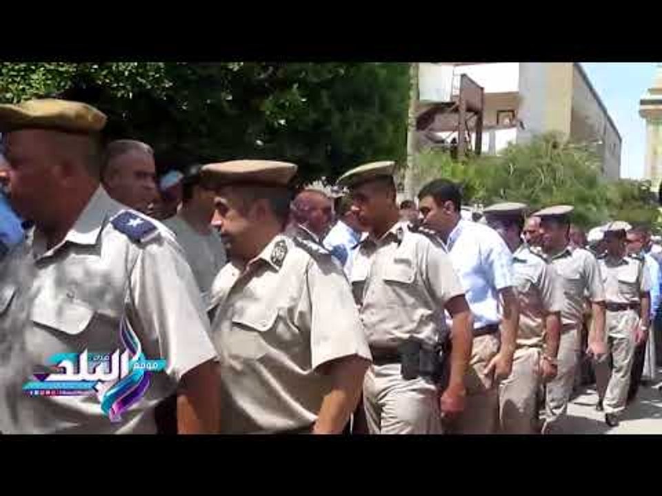 صدى البلد | ضباط مديرية أمن الفيوم يقدمون العزاء لوالد شهيد المحافظة
