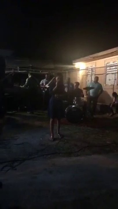 La Joven Esli  Marie Quiñones Cantando La  Alabanza  “Cadenas Romper”