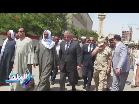 صدى البلد | لفتة طيبة من مدير أمن الفيوم لوالد شهيد العريش