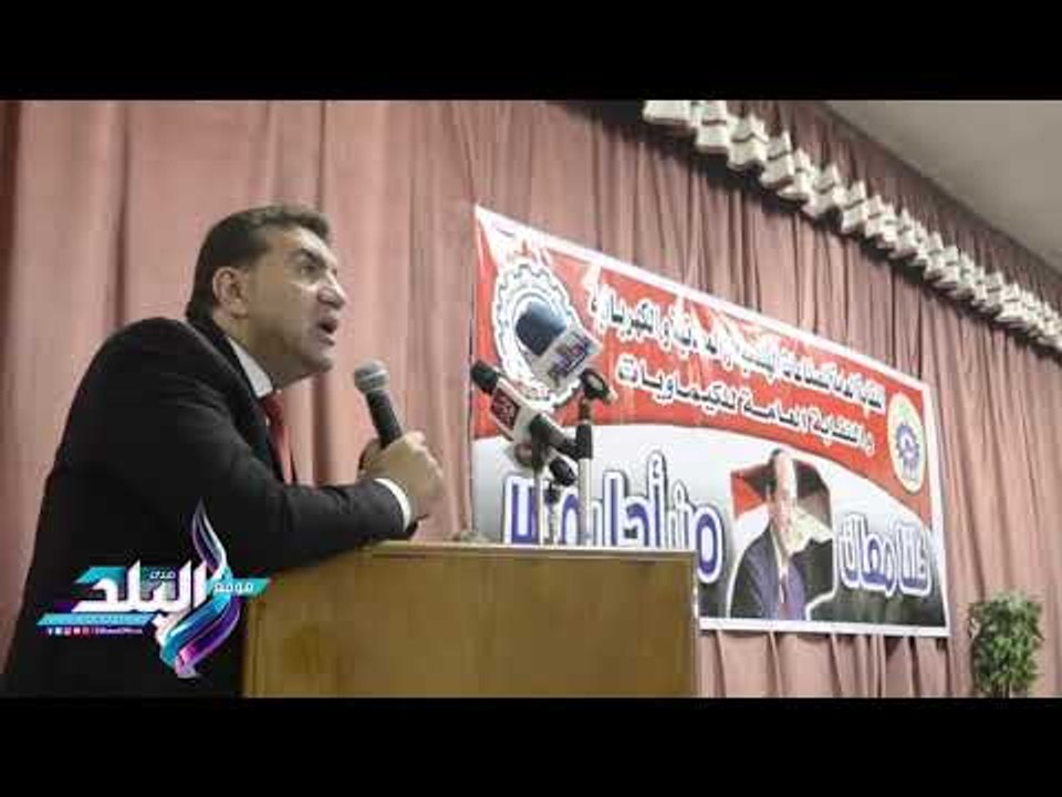 صدى البلد | مظاهرة عمالية فى حب السيسي .. عمال مصر يوقعون "كلنا معاك من اجل مصر"