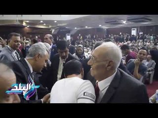 صدى البلد | وزير النقل يُقبّل يد مهندس خلال احتفالية "النقابة" اليوم