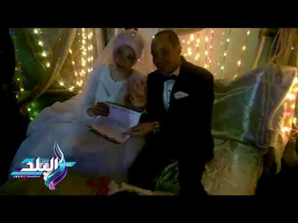 صدى البلد | عروسان يوقعان استمارة «علشان تبنيها» خلال زفافهما بقنا