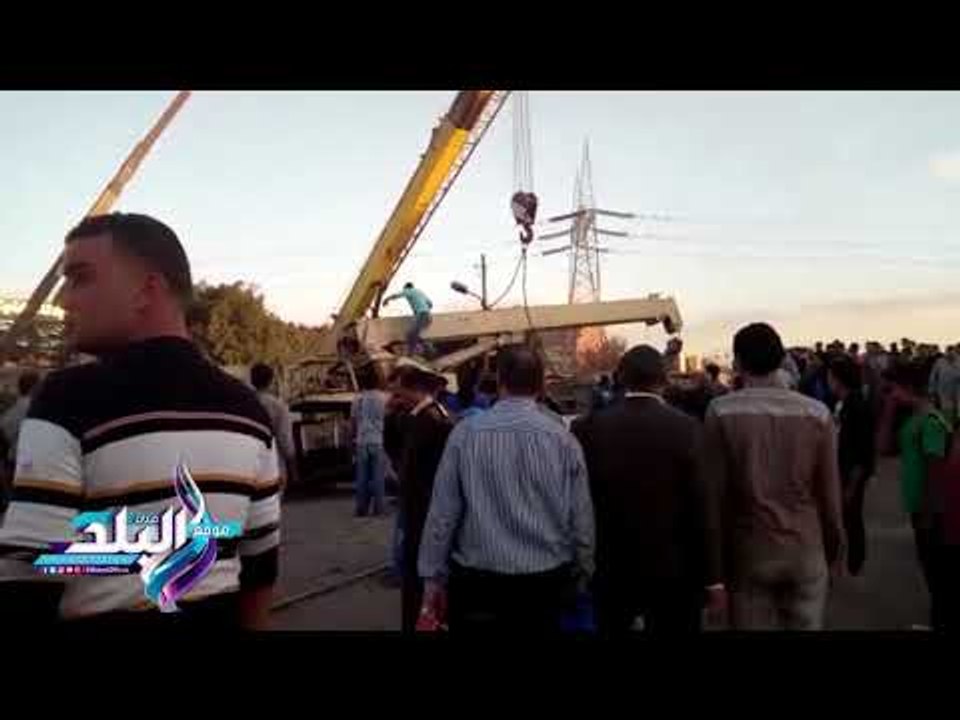 صدى البلد | شاهد... ونش يقتحم مزلقان "ميت حلفا" رغم إغلاقه لعبور قطار