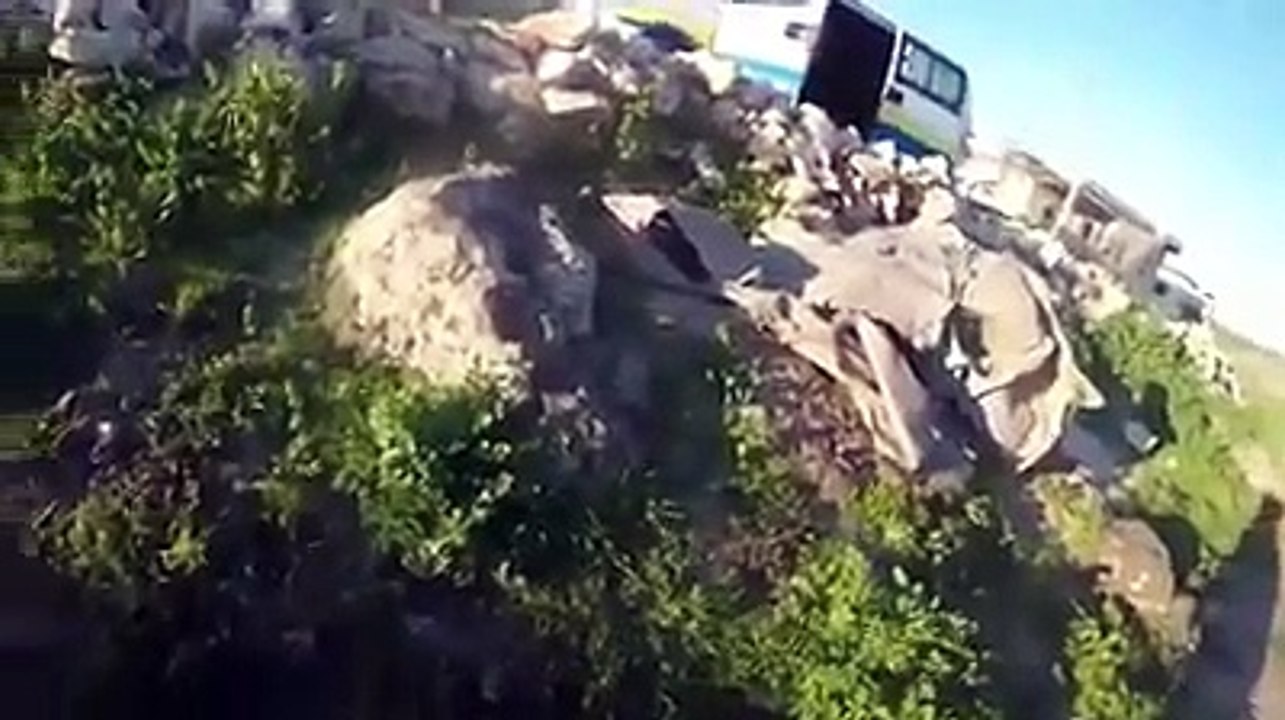 عنصر من "الخوذ البيضاء" يوثق اللحظات الأخيرة قبل مقتله بغارة روسية (فيديو)