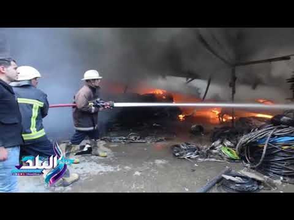 صدى البلد | النيران تلتهم مخزن كابلات باب الشعرية و 18 سيارة اطفاء للسيطرة