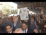 صدى البلد | صحفيون ومواطنون يودعون إبراهيم نافع وسط هتافات أمام مسجد عمر مكرم