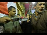 صدى البلد |  دراويش مولد الحسين يوزعون الطعام على الزوار