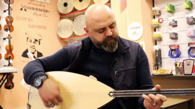 Çalışarak aldığı bağlamayı yaptıracak atölye bulamayınca saz tamir atölyesi kurdu