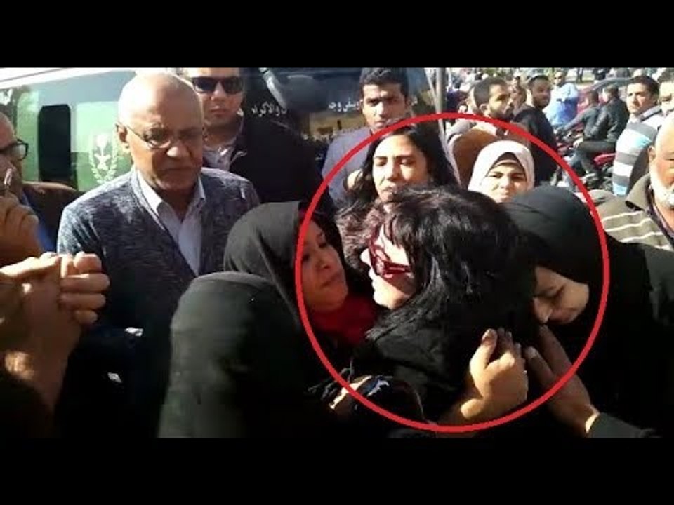 صدى البلد | انهيار زوجة صبرى موسى أثناء تشييع جثمانه