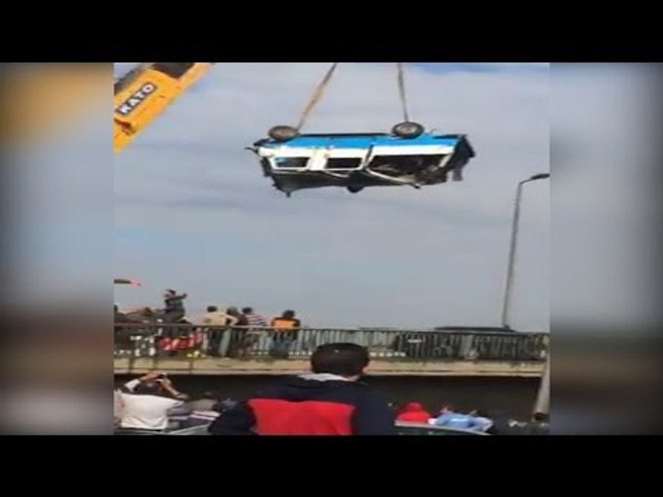 صدى البلد | انتشال سيارة ميكروباص سقطت من اعلى كوبري الساحل