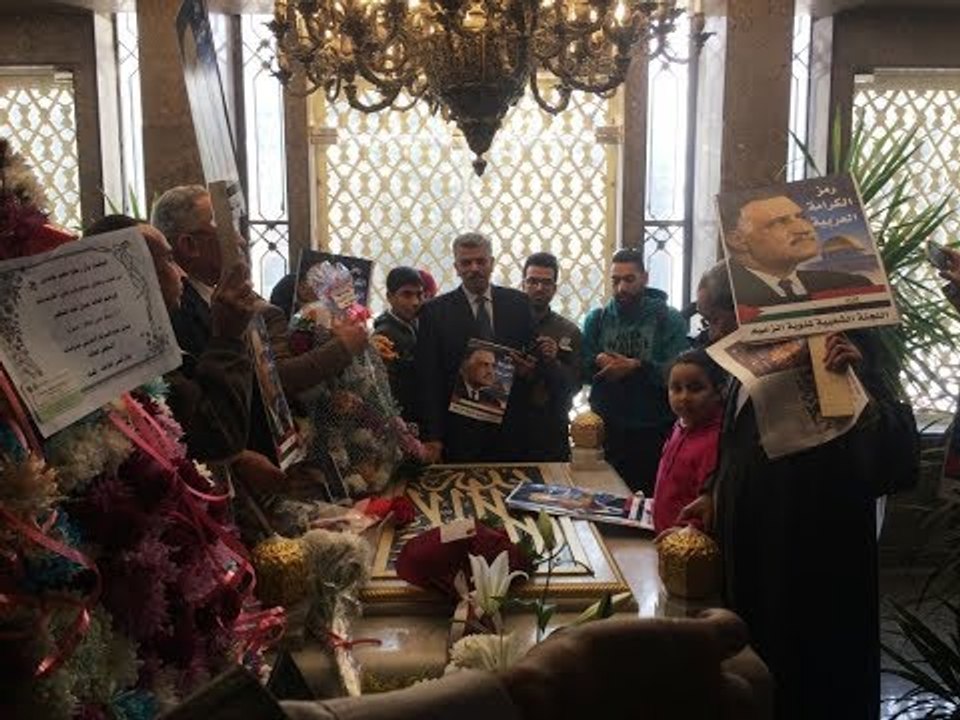 صدى البلد | محبو "الزعيم الراحل" يرفعون أعلام مصر أمام ضريح عبد الناصر