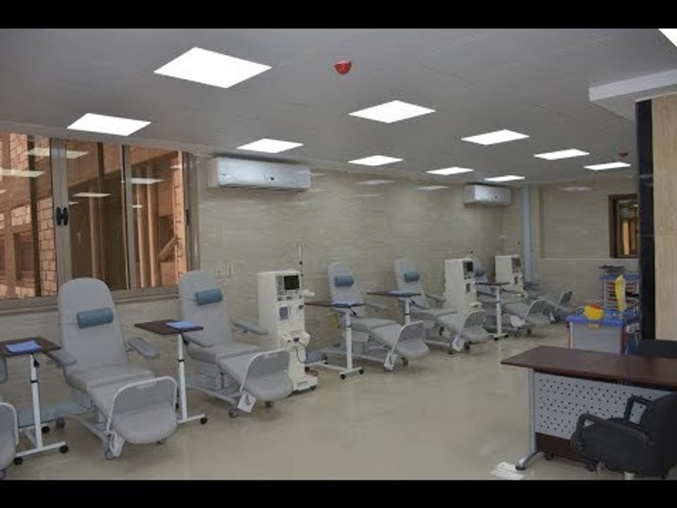 صدى البلد | مجدي حجازي يتفقد أعمال التطوير بمستشفى أسوان الجامعى