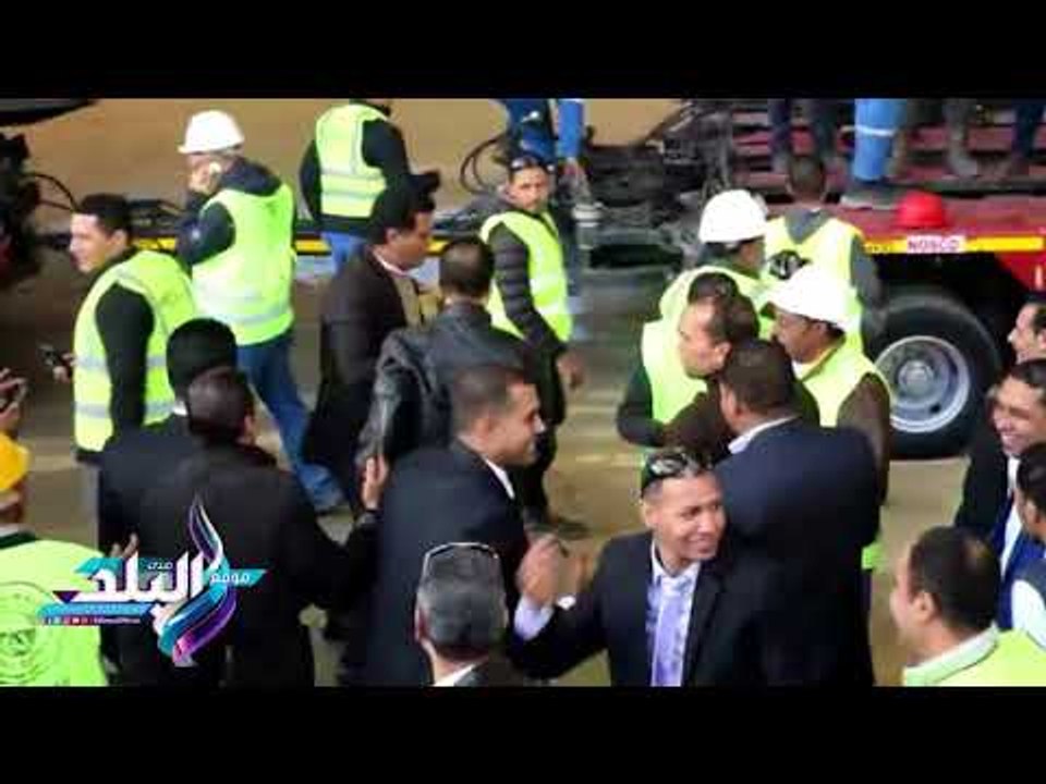 صدى البلد | طارق علام يفاجئ عمال نقل تمثال رمسيس الثاني