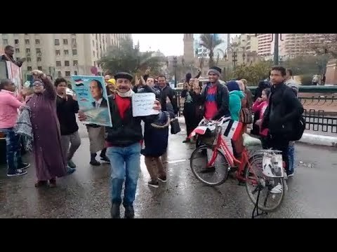صدى البلد | مواطنون يتحدون الأمطار بالرقص على تسلم الأيادى بميدان التحرير