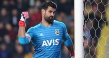 Fenerbahçeli Volkan Demirel, Başakşehir Maçında Sinirden Direği Yumrukladı